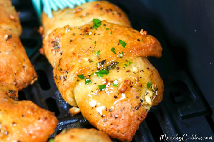 Easy Air Fryer Cheesy Garlic Crescent Rolls + Video | Munchy Goddess