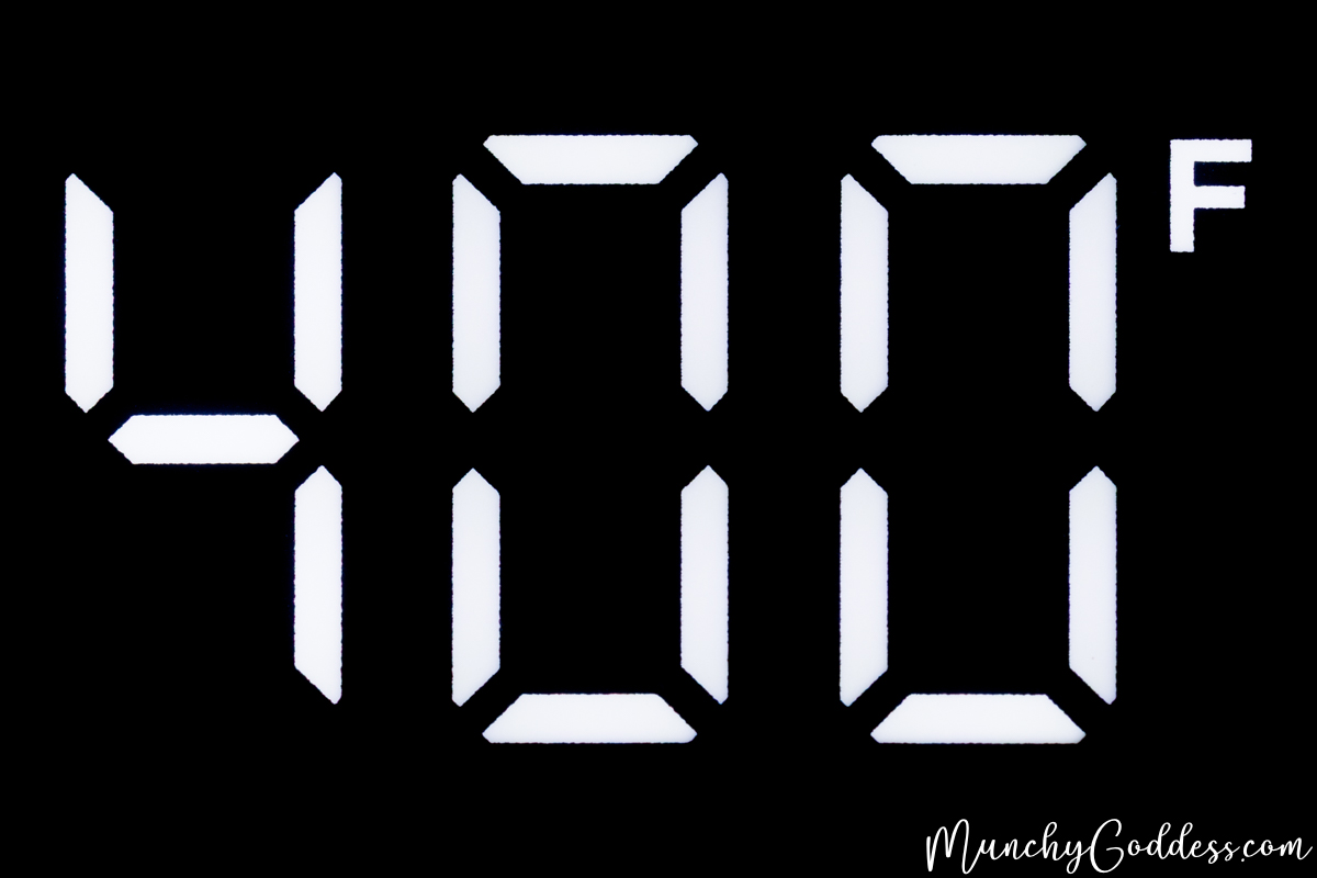 "400 F" being displayed in a white digital font on a black oven pane.